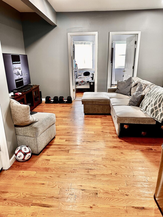 Building Photo - 245 Duncan Ave Unit 1