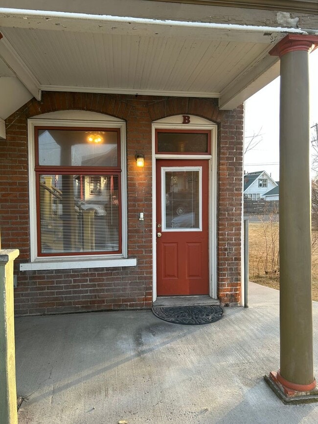 Building Photo - 1128 E 2nd St Unit B