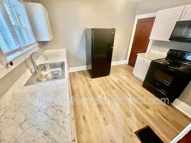 Photo - 521 E Broadway St