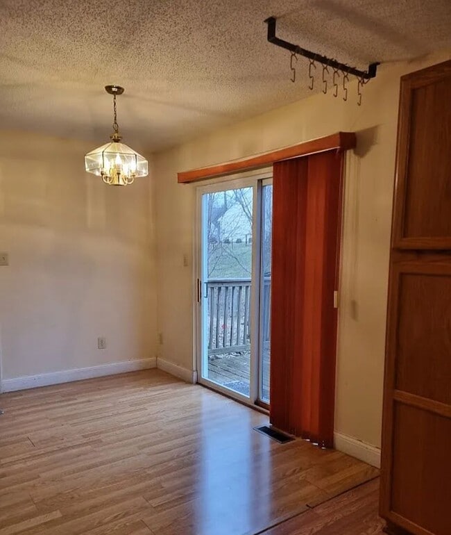 Photo - 3 bedrooms with Garage!