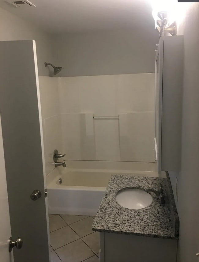 Building Photo - 2 Bed/1 Bath House