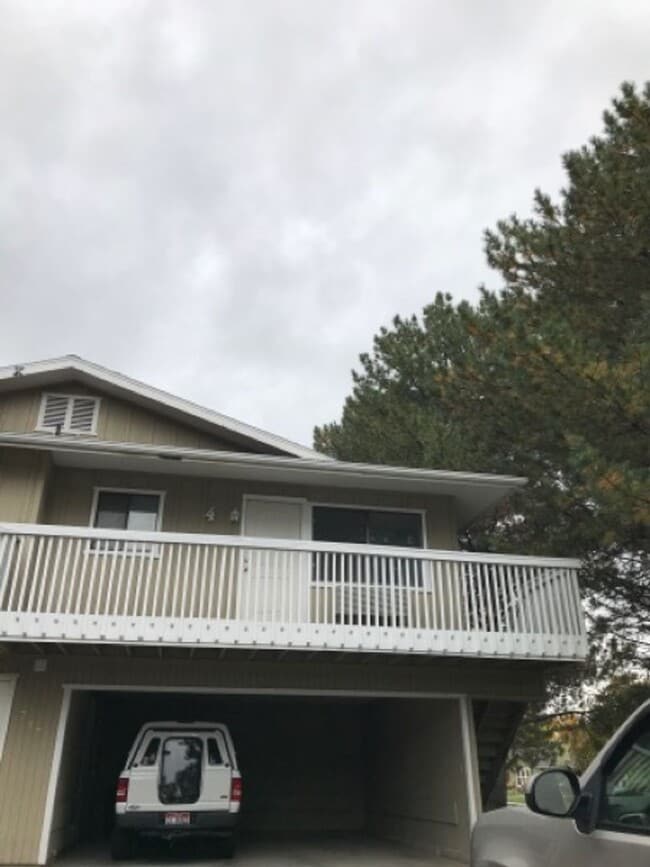 Building Photo - 747 Meadows Dr Unit 4