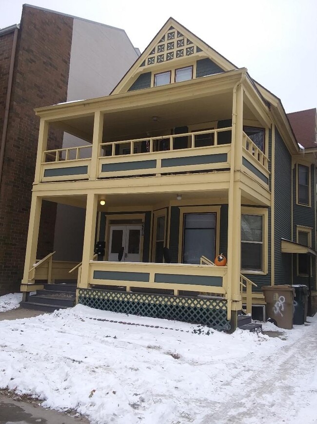 Photo - 430 W Wilson St Apartamentos