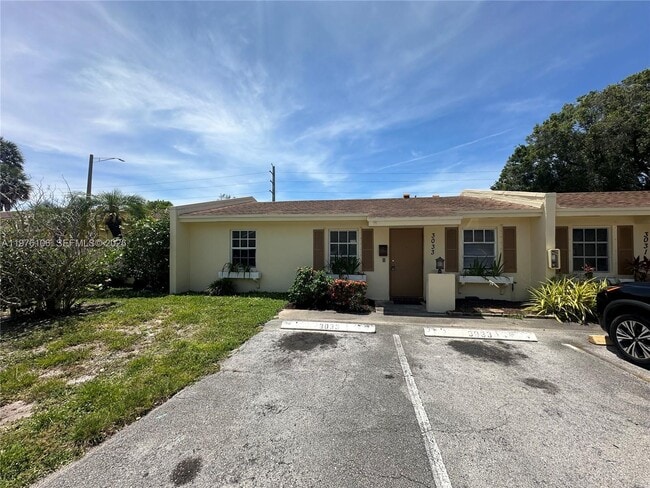Building Photo - 3033 NW 68th St Unit 12E