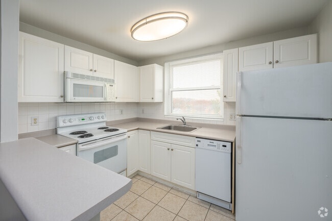 1BR, 1BA - 765SF - Kitchen