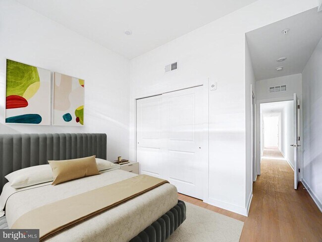 Building Photo - 2403 W Thompson St Unit 1 Rental