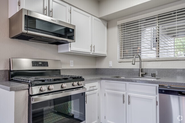 1BR, 1BA - 615SF