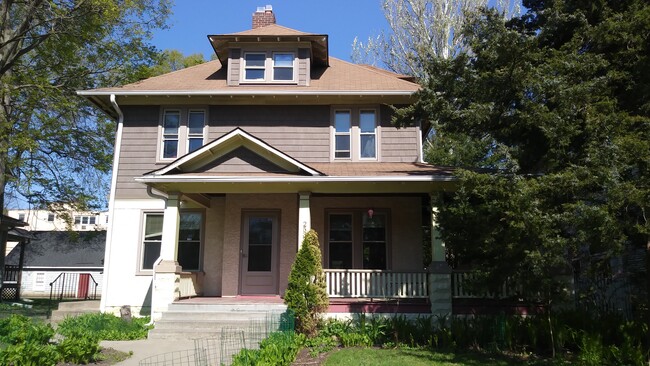 Front View of House - 2537 Pillsbury Ave S Apartamentos Unidad Upper