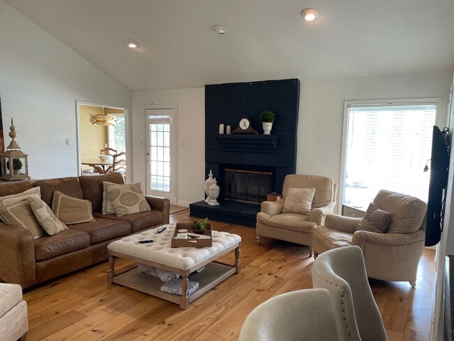 Photo - 10 Riviera Ct