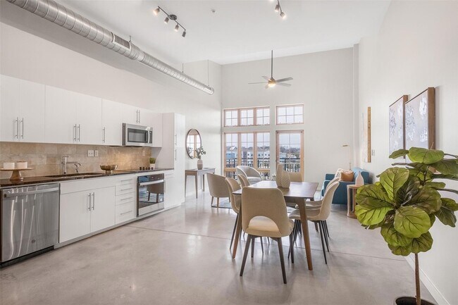 Building Photo - 2235 E 6th St Unit 419 Rental