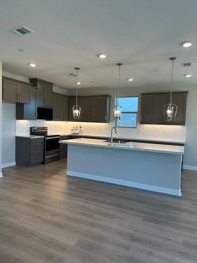 Photo - 2055 Woolem Pl