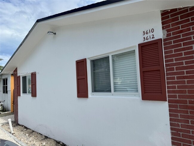 Building Photo - 3610 SW 25th Ter Unit 3612 Rental