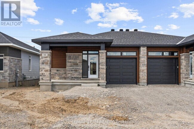 Photo - 1090 Moore St