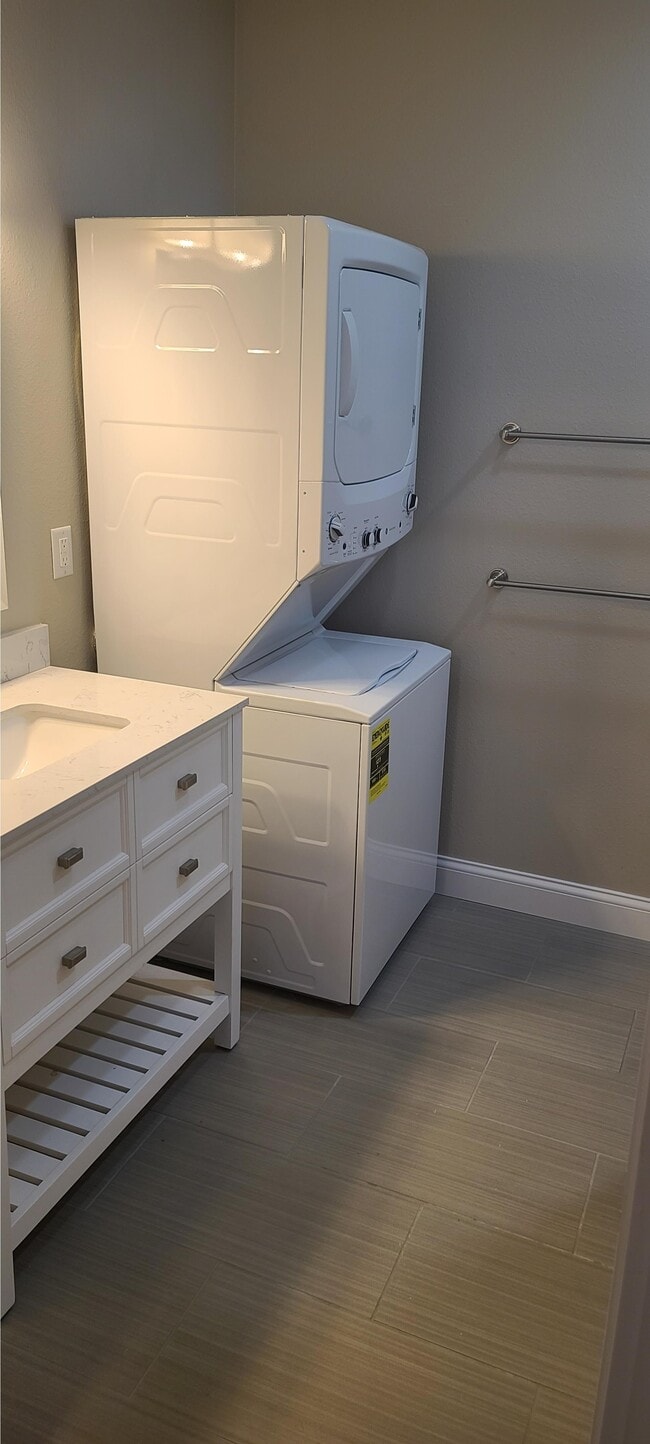 Master Bath - 1204 Koestner St Unit 2