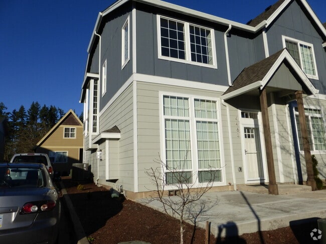 Building Photo - Beautiful 4 BR, 2 1/2 BA with main floor B... Rental