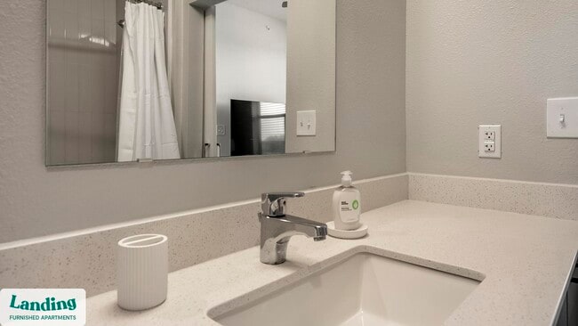 Photo - 14015 Univ Pass Unidad 4302