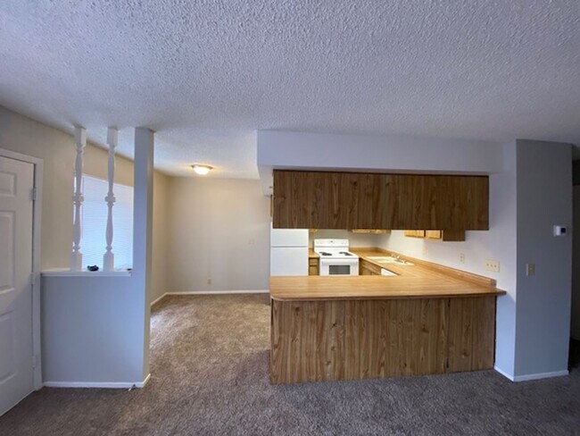 Photo - Craigmont Villas- 1 Bedroom Condo!!