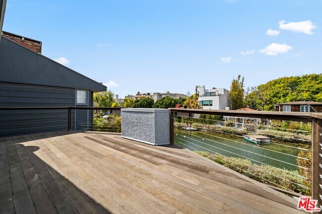 Building Photo - 434 Sherman Canal Rental
