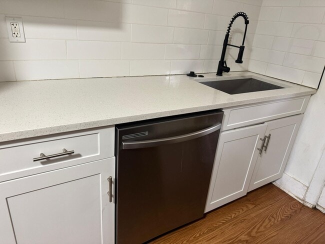 Building Photo - 5/2. Available Now Tampa ! Ask about specials