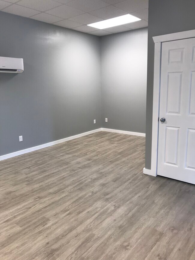 Livingroom - 208 1/2 Main St S Unidad A