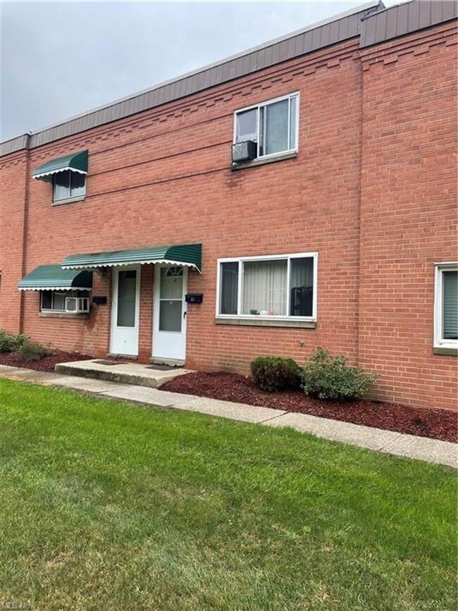 Building Photo - 2 Bedroom Townhome - Bedford