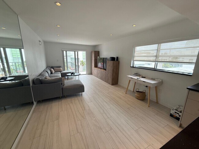 Photo - 1150 Collins Ave Unit 406