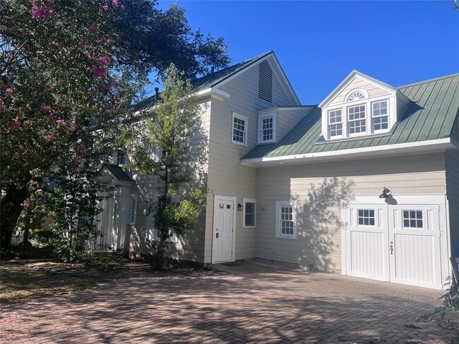 Photo - 305 Moore Blvd