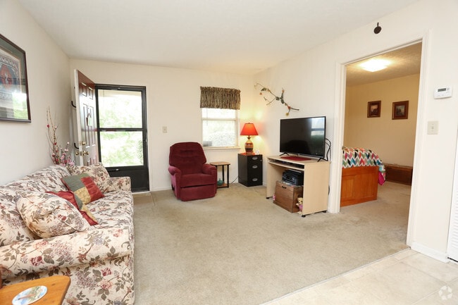1BR, 1Ba- 450 SF - Living Room - Tyler Park Apartments