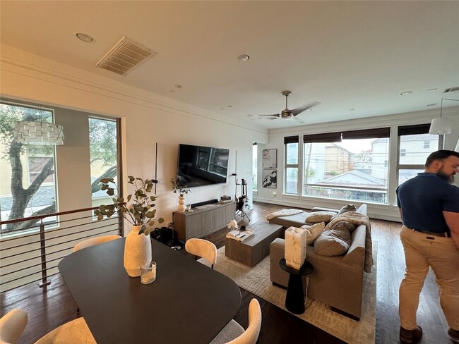 Photo - 5707 Schuler St