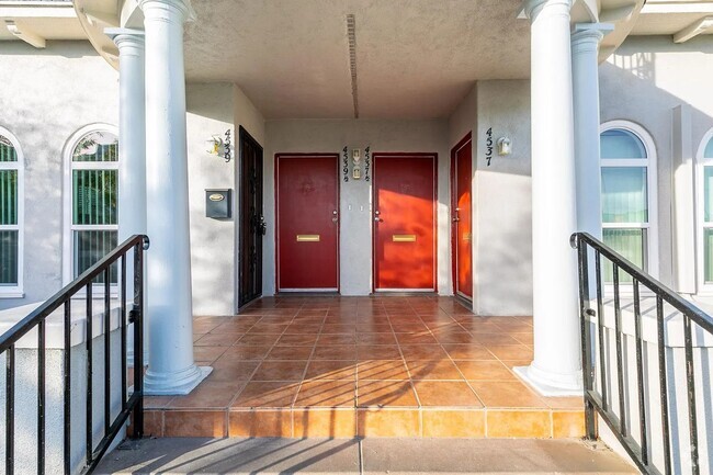Building Photo - Bright and airy 2-bedroom 2-bath in Mid- City Unit 4539 ½ Rental