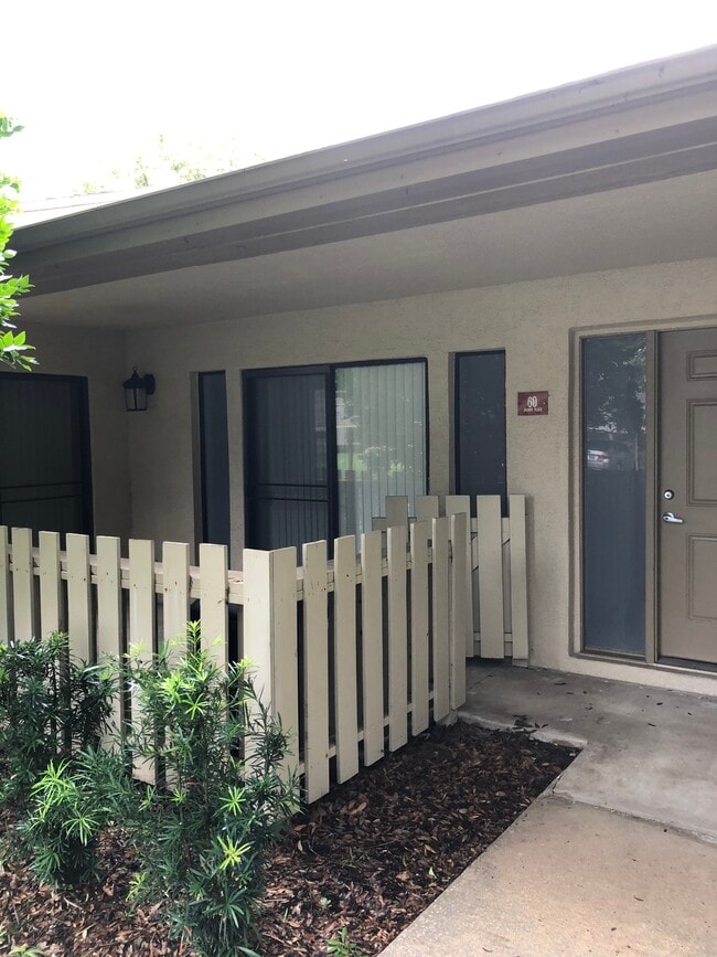 Corner unit - 60 Joanne Pl