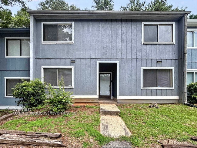 Building Photo - 925 Pine Oak Trail Rental