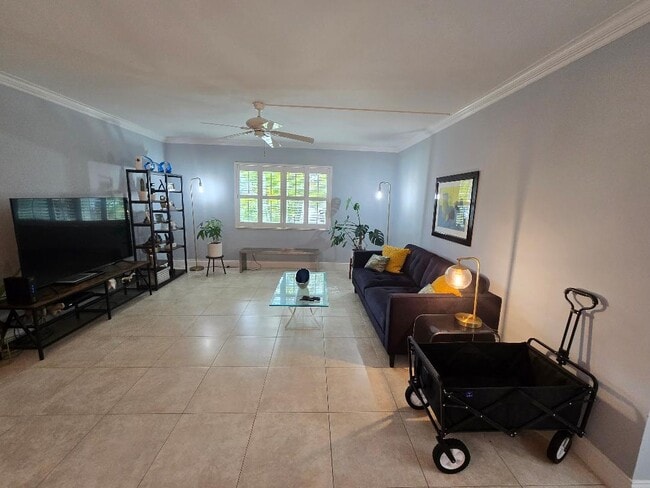 Huge livingroom - 669 W Oakland Park Blvd Unit 120-B