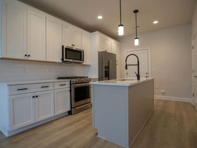 Photo - Walkable Short Pump Living with a Huge Private Deck