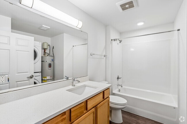 3BR, 1BA - 745SF - Bathroom