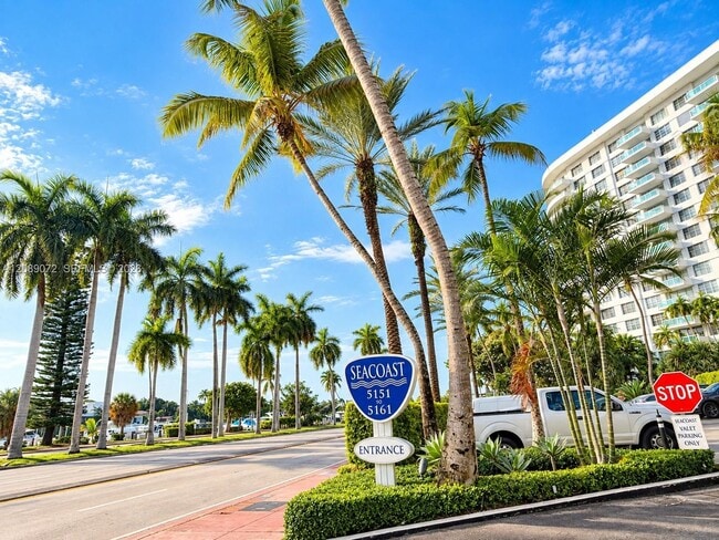 Building Photo - 5161 Collins Ave Unit 310