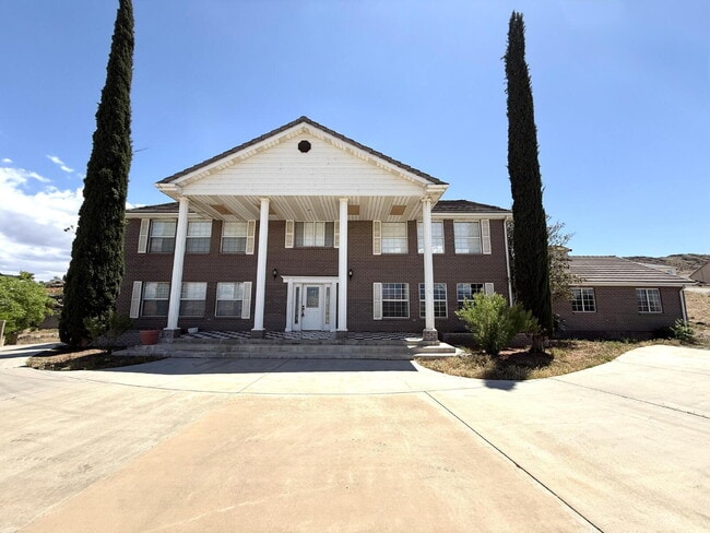 Building Photo - AVAILABLE AUGUST 4TH- RENT - 5 BDRM - 5 1/2 BATH - VIEWS VIEWS VIEWS