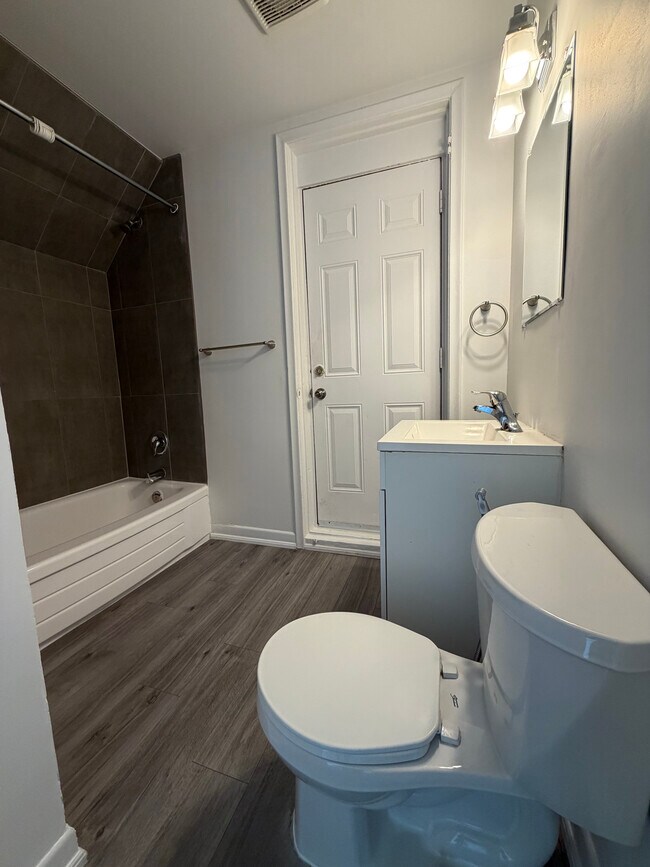 Photo - Upper-Level 2-Bedrooms On Weber St: SO MUCH SUNLIGHT! Unité 10