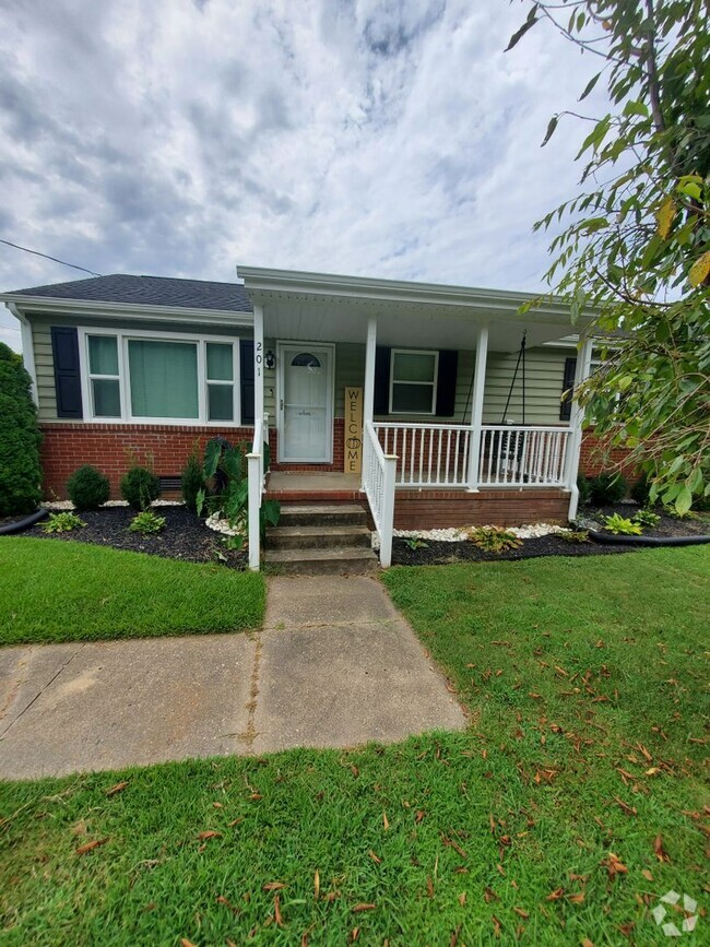 Building Photo - Hodges Manor Rental