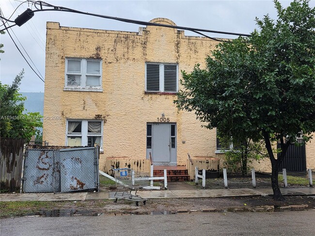 Building Photo - 1005 SW 19th Ave Unit Apt 6