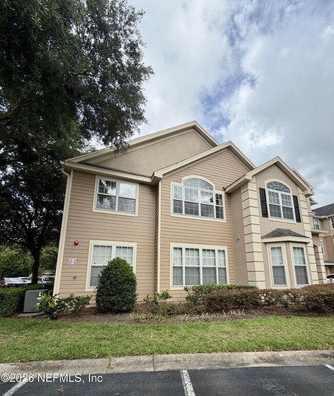 Building Photo - 13810 Sutton Park Dr N Unit 320