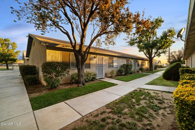 Building Photo - 2811 Desert St Rental
