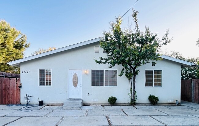 Building Photo - Spacious 6-Bedroom with Private Yard & Parking in Sylmar!