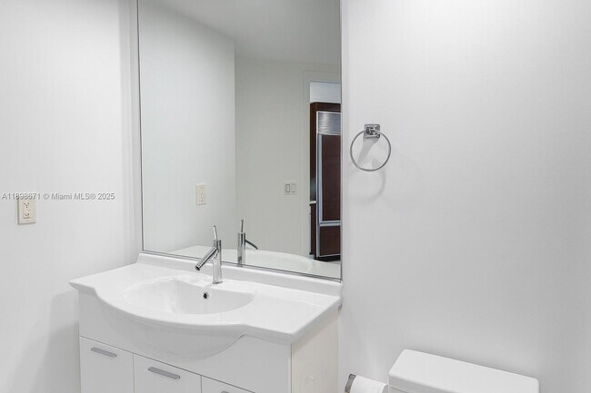 Photo - 475 Brickell Ave Unidad 408