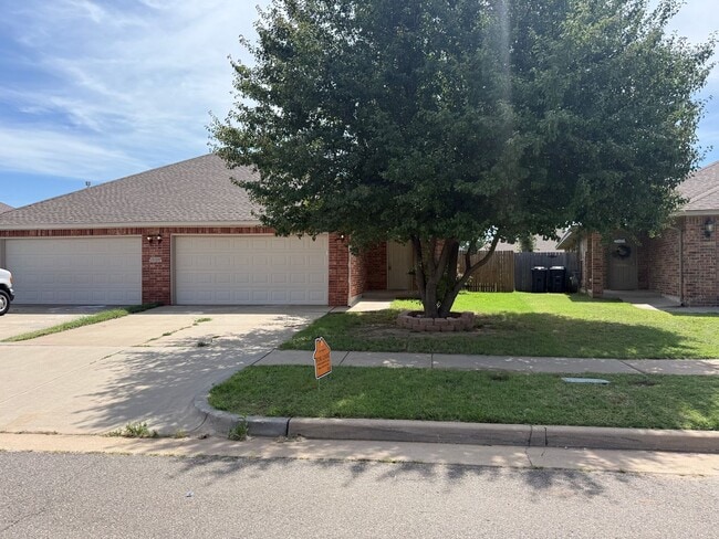 Building Photo - 3 bed duplex. New carpet, great kitchen Island and a fenced backyard in Moore schools!
