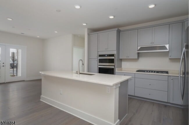 Photo - 2 Vanderbilt Blvd