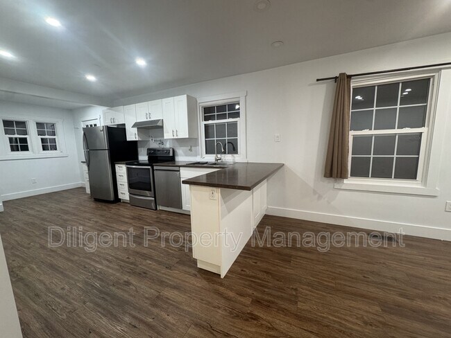 Photo - 736 Stormont St