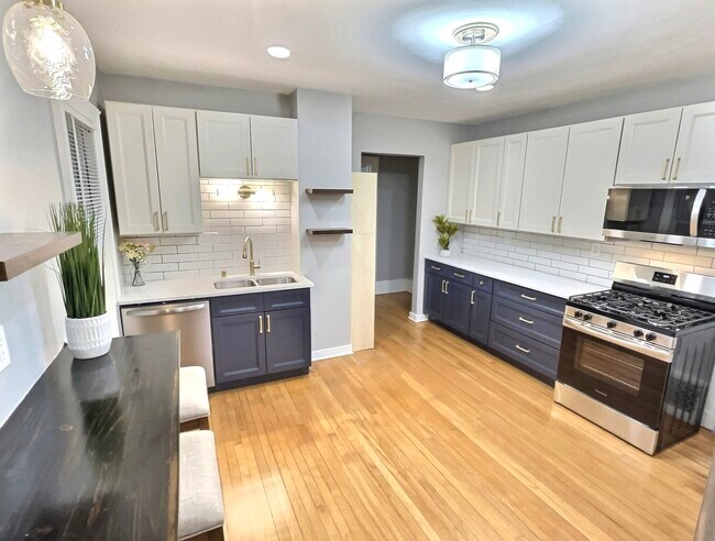 Building Photo - 2634 N Bartlett Ave Unit Upper Rental