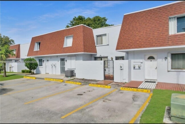 Building Photo - 10700 NW 7th St Unit 5A