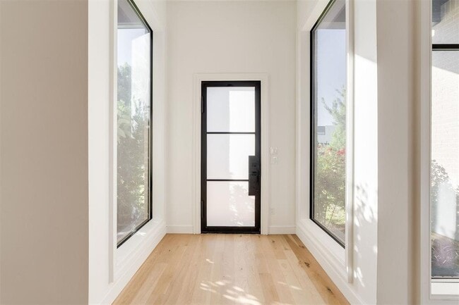 Photo - 827 NW 8th St